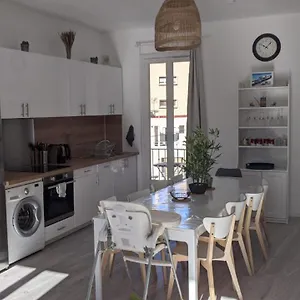 Lina Zoï, âme Moderne Dans Niçoise Typique Appartement